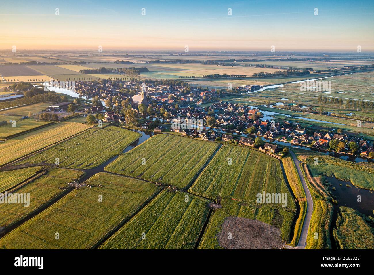 Niederlande, Schermerhorn. Blick auf das Dorf. Antenne. Stockfoto