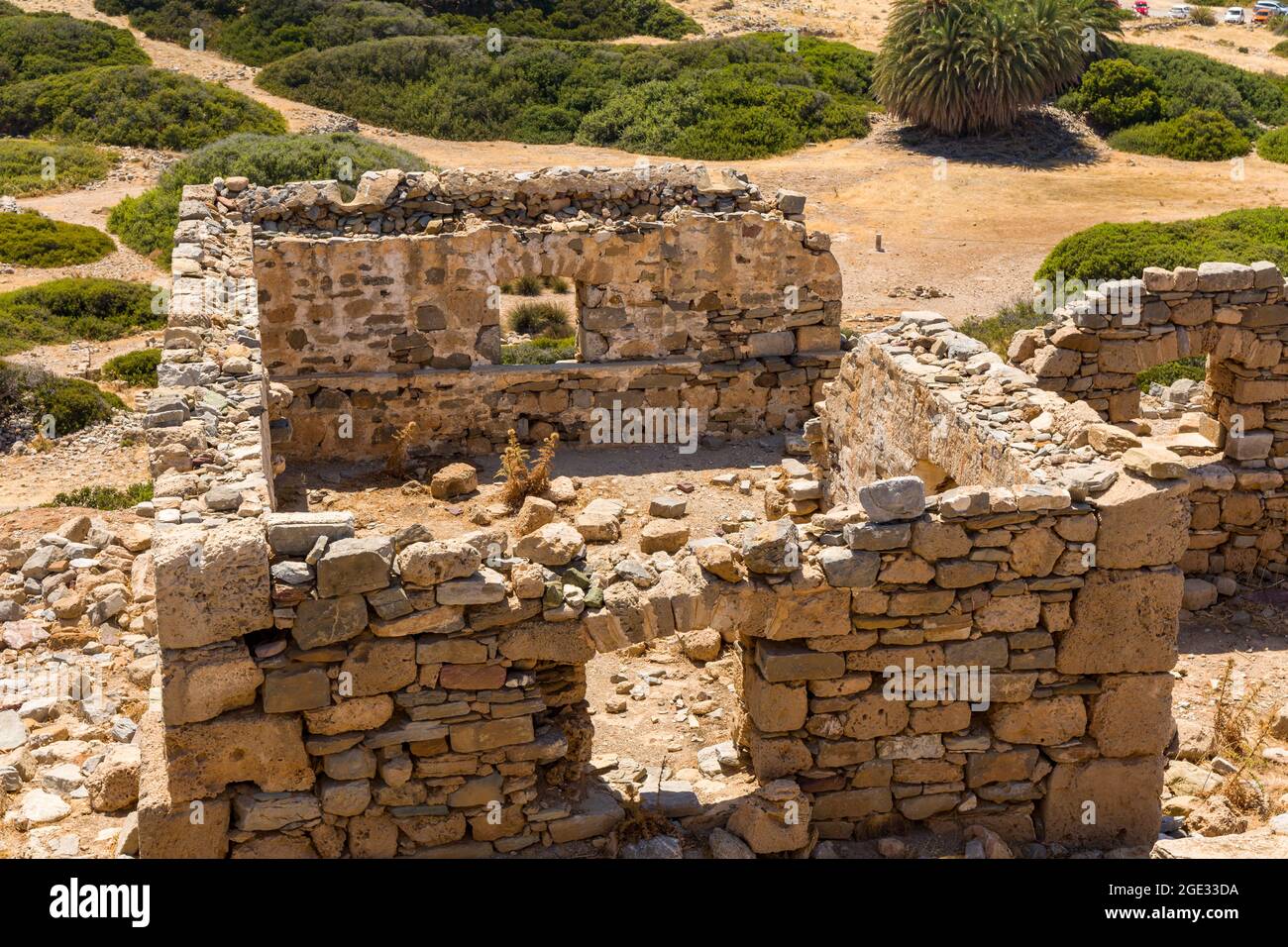 Überreste von Gebäuden und Strukturen in der alten dorischen Siedlung Itanos an der Küste Kretas Stockfoto