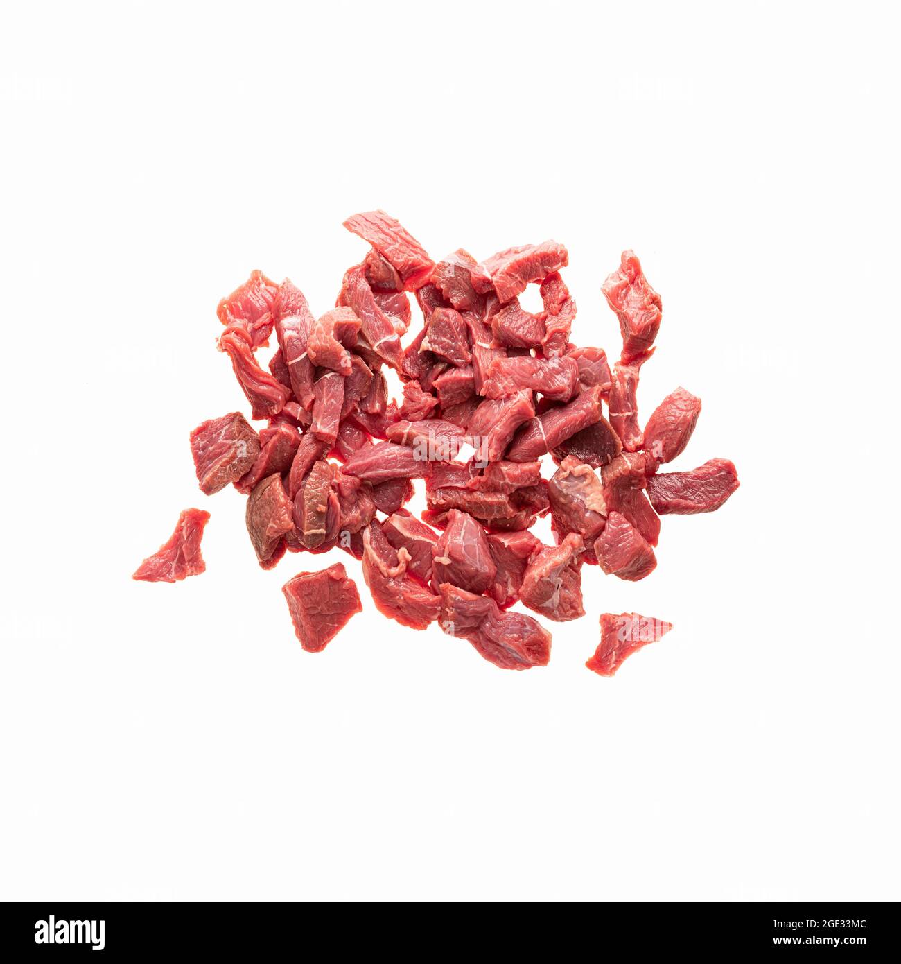 Zufällig verstreute Stücke von rotem Fleisch Rindfleisch, isolieren auf einem weißen Hintergrund. Leckeres Fleisch zum Kochen oder Essen Layout in Ihren Entwurf einfügen Stockfoto