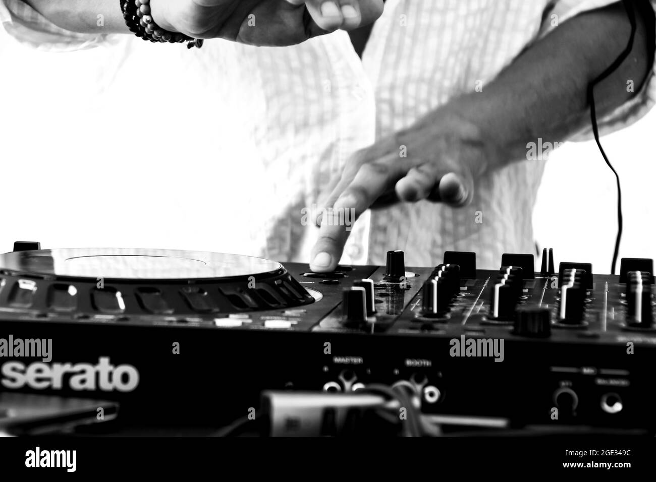 Madrid, Spanien - 14. August 2021: DJ-Mix mit einem Pioneer DJ Music-Set in Spanien im Sommer Stockfoto