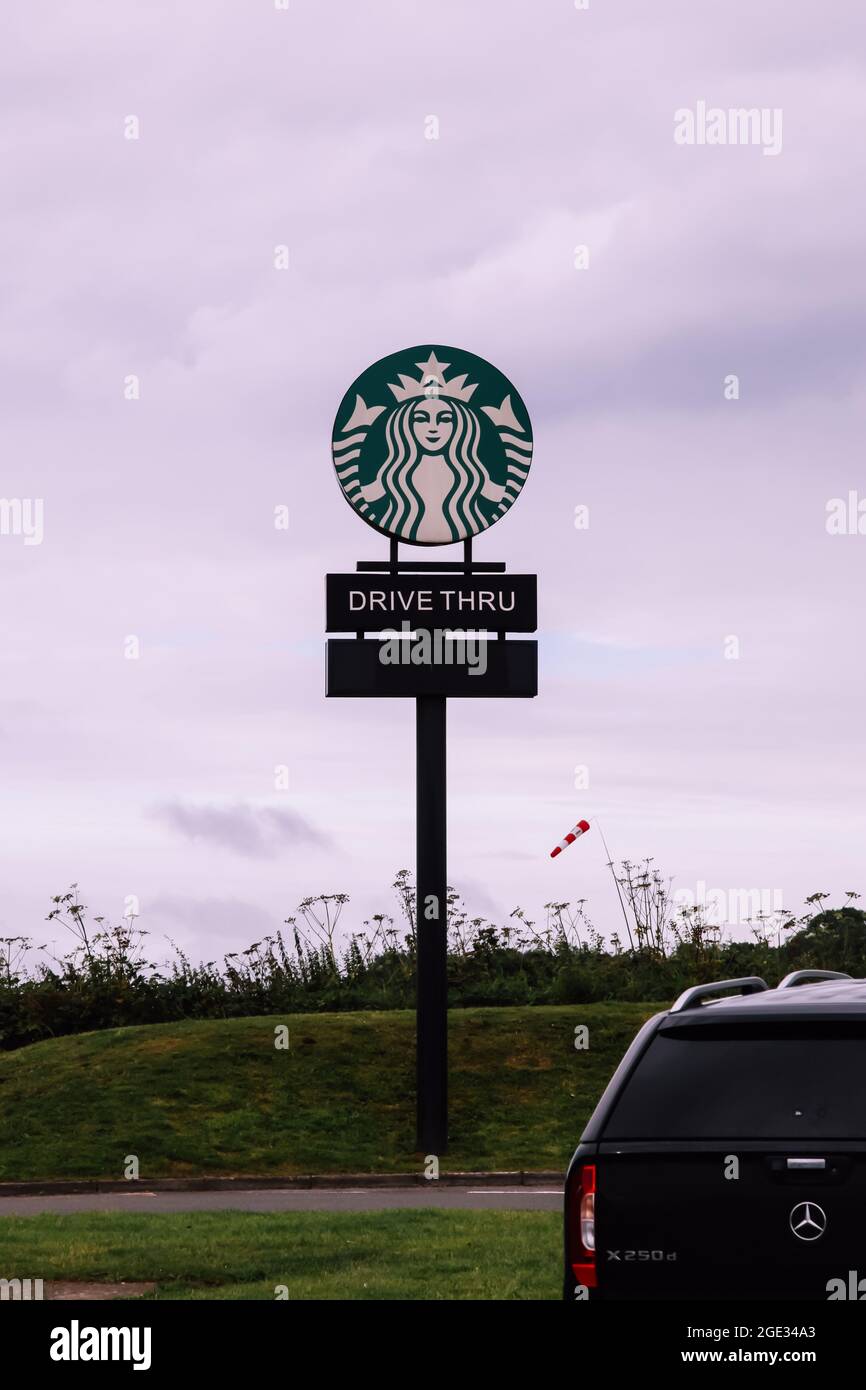 Starbucks Drive Thru Schild an Welcome Break Membury Motorway Services - Westbound M4, Lambourn Woodlands, Hungerford, UK Stockfoto