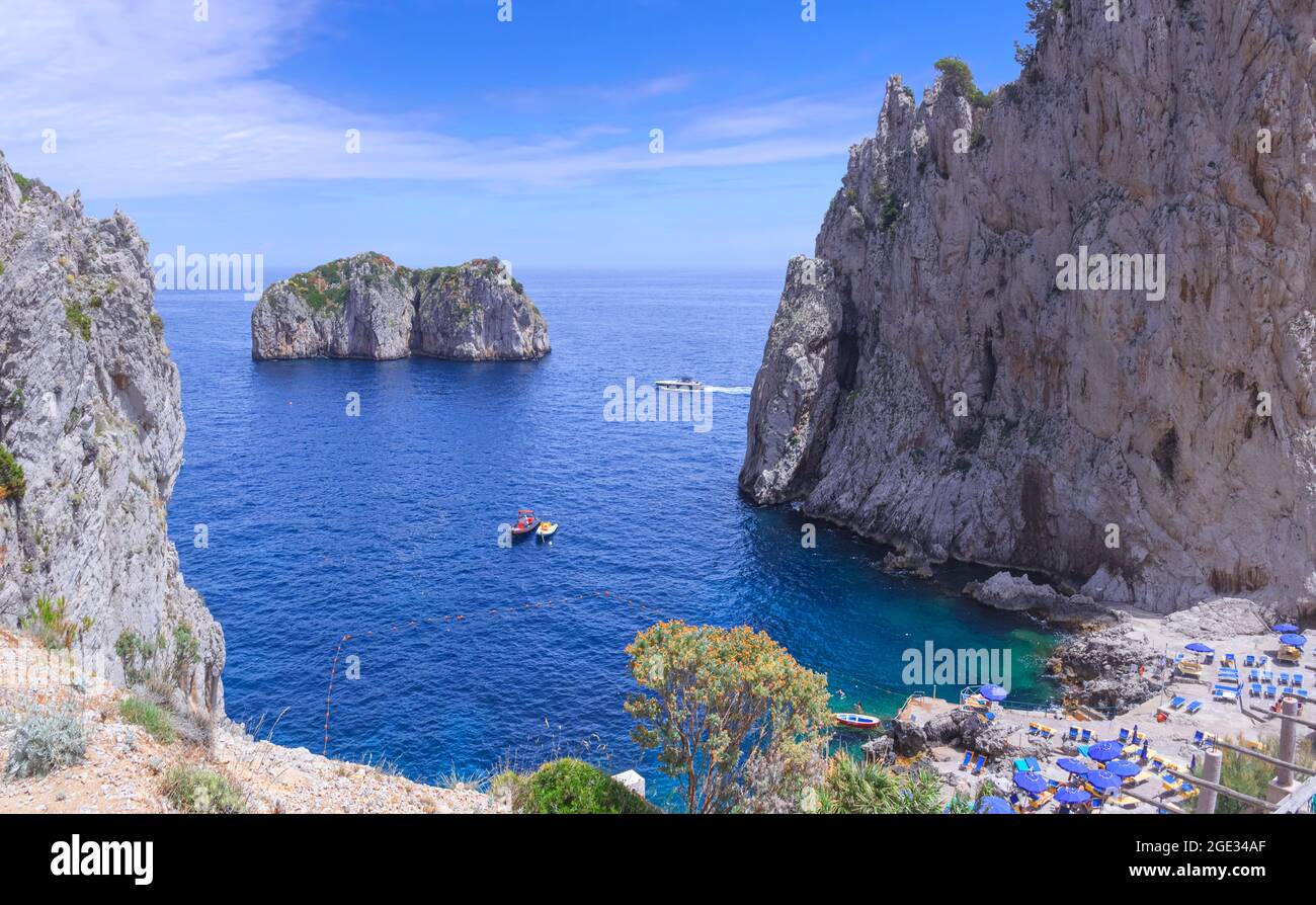 Felsenstrand in der Nähe von Faraglioni (Meeresstapel) von Capri in Italien. Stockfoto