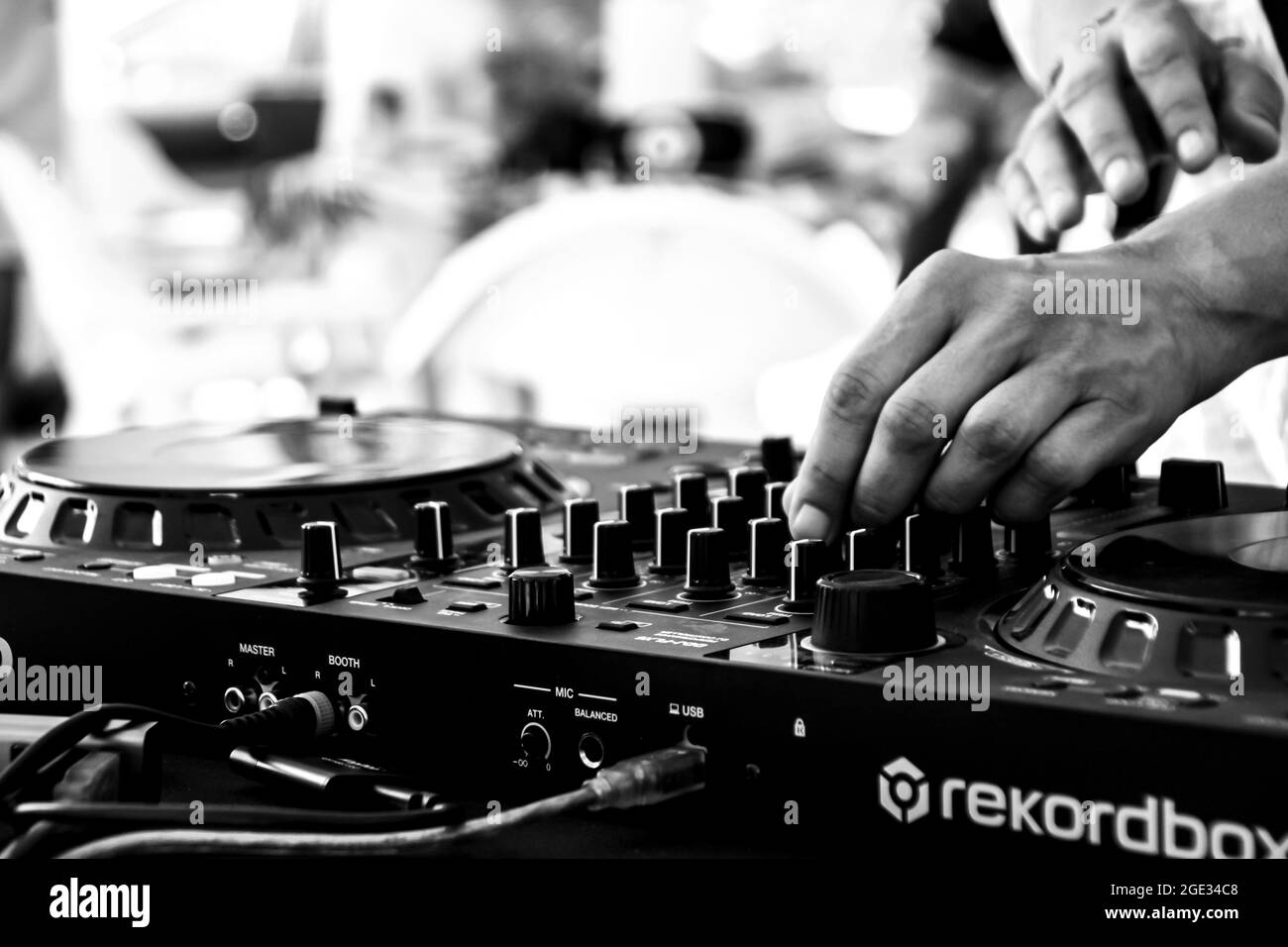 Madrid, Spanien - 14. August 2021: DJ-Mix mit einem Pioneer DJ Music-Set in Spanien im Sommer Stockfoto