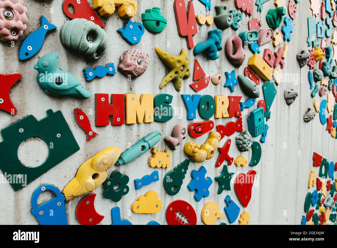 Farbenfrohe Kletterwand an der Promenade, „HMS York“ Whitmore Bay, Barry Island, South Wales, 2021 Stockfoto