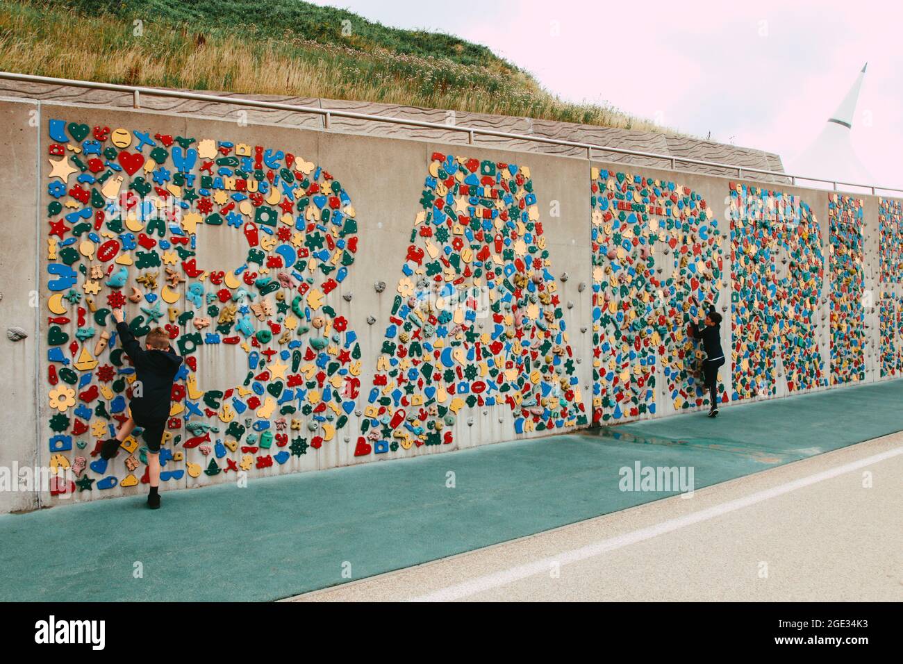 Farbenfrohe Kletterwand an der Promenade, Whitmore Bay, Barry Island, South Wales, 2021 Stockfoto