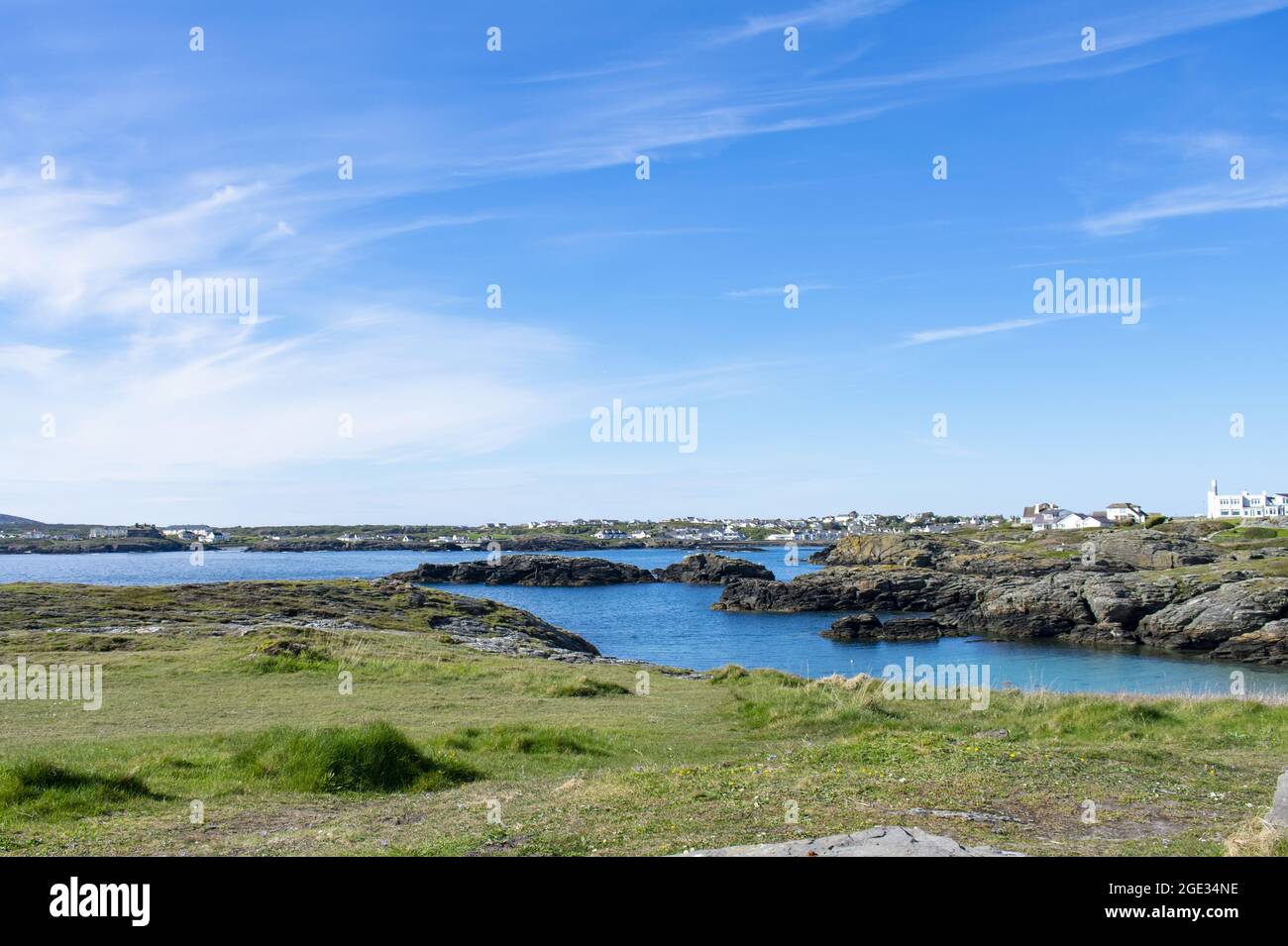 Treaeddur Bay, Anglesey, Wales. Zerklüftete Küstenlandschaft mit felsiger Küste und kleinen Buchten. Wunderschöne walisische Landschaft an einem Sommertag. Blauer Himmel und Stockfoto