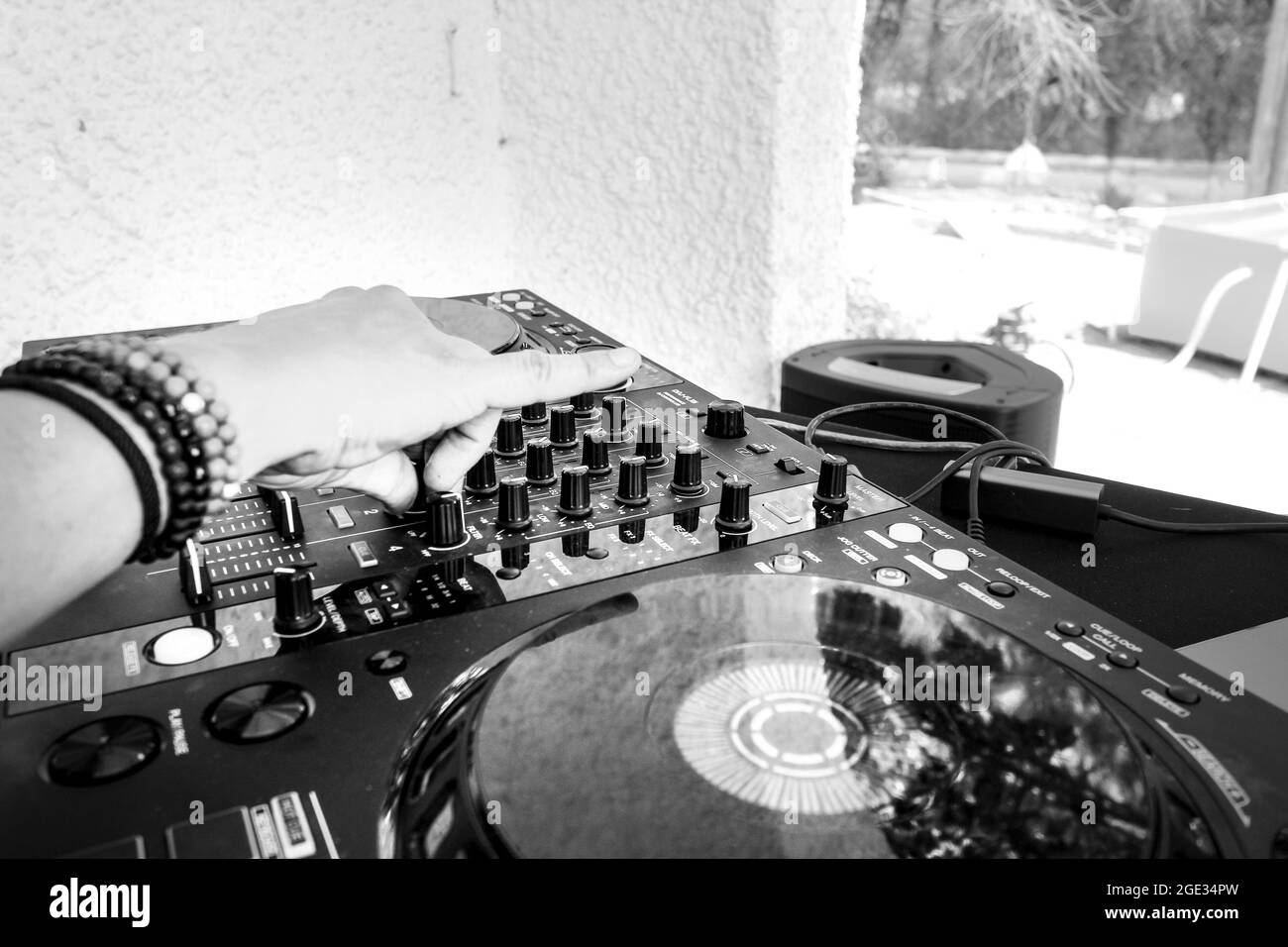 Madrid, Spanien - 14. August 2021: DJ-Mix mit einem Pioneer DJ Music-Set in Spanien im Sommer Stockfoto