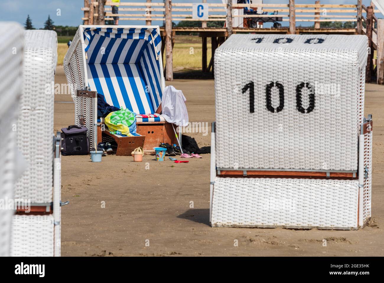 Sankt Peter-Ording Strandkörbe im Wattenmeer bei Niedrigwasser Stockfoto