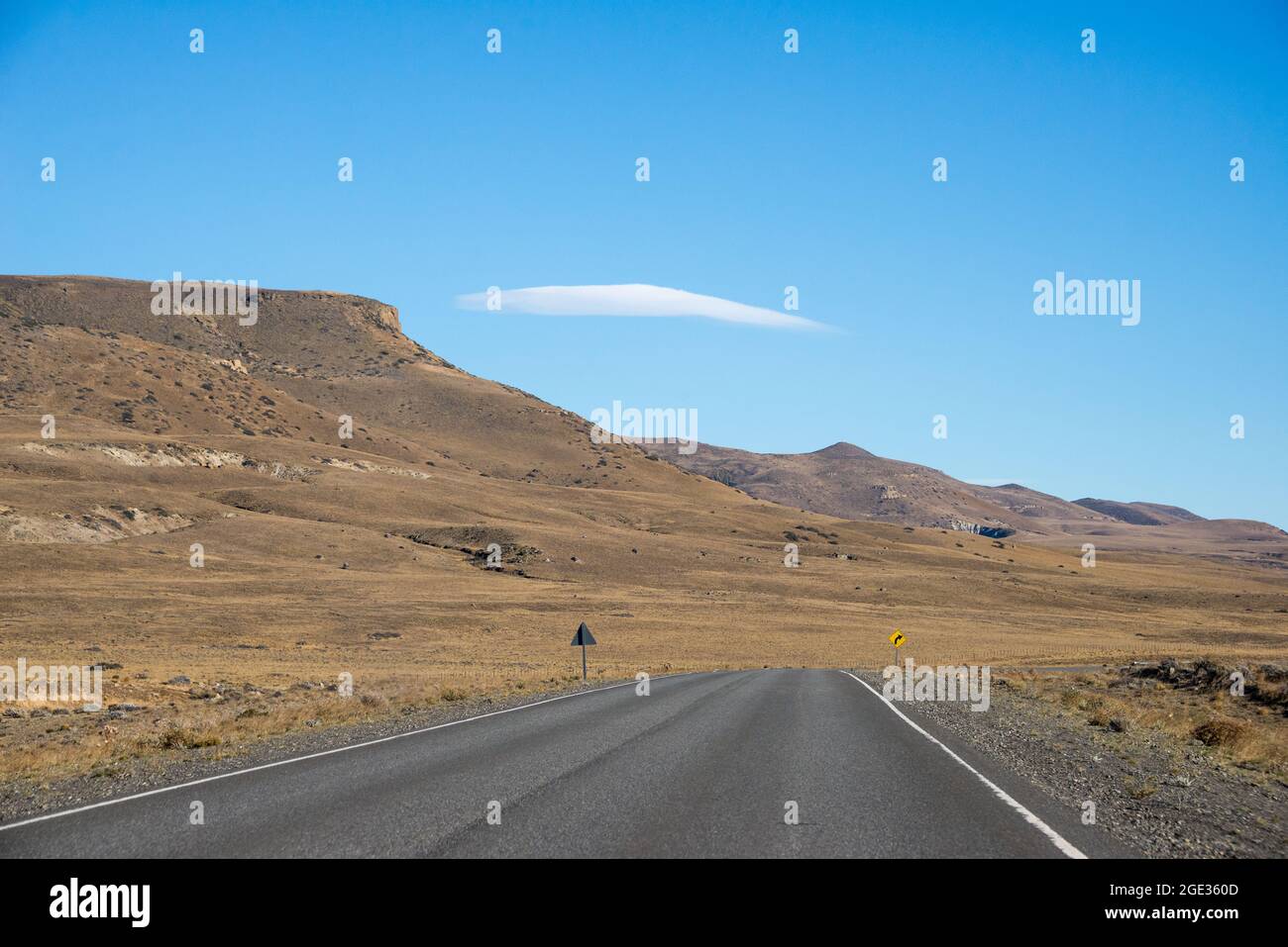 Eine lange Straße, die die Grenze zwischen Utah und Nevada, USA, überquert Stockfoto