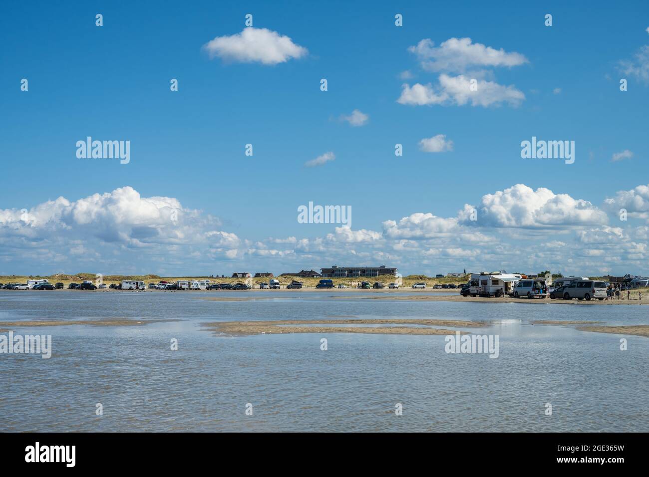 Strandparkplatz im Wattenmeer bei Sankt Peter-Ording an einem herrlichen Sommertag an der Nordsee Stockfoto