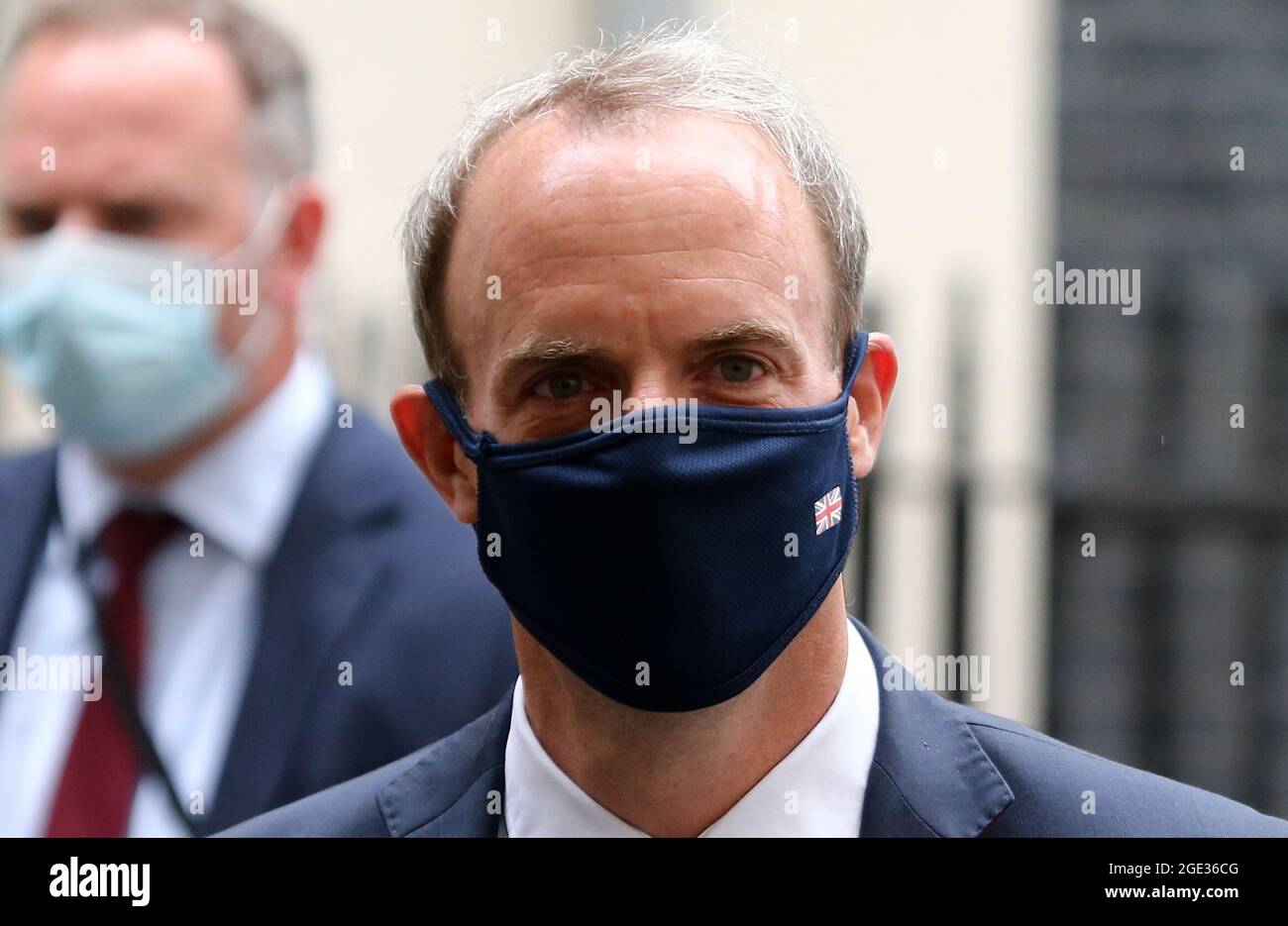 London, England, Großbritannien. August 2021. Der britische Außenminister und erste Außenminister DOMINIC RAAB verlässt die Downing Street, nachdem er an einem Treffen IN COBRA über Afghanistan teilgenommen hat. Raab wurde kritisiert, dass er an einem Auslandsurlaub war, da Afghanistan von den Taliban-Truppen übernommen wurde, nur um am Sonntag nach London zurückzukehren. (Bild: © Tayfun Salci/ZUMA Press Wire) Stockfoto