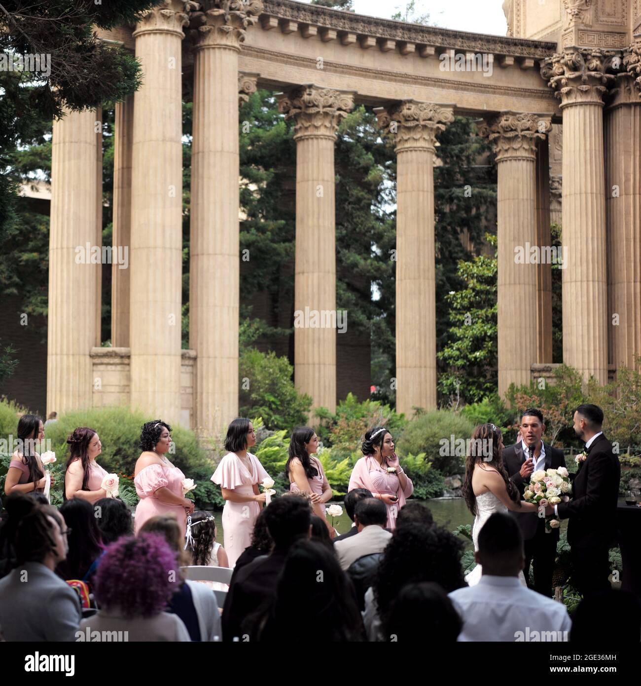 SAN FRANCISCO, 16. August 2021 (Xinhua) -- das Foto vom 15. August 2021 zeigt die Szene einer Hochzeit in San Francisco, den Vereinigten Staaten. San Francisco Mayor London Breed kündigte am vergangenen Donnerstag an, dass die Stadt von Unternehmen in bestimmten kontaktstarken Indoor-Sektoren verlangen wird, einen Impfnachweis von ihren Gönnern und Mitarbeitern zu erhalten, damit sie in diese Einrichtungen gehen können. Die Anforderung der Gesundheitsordnung für den Nachweis einer vollständigen Impfung für Gäste öffentlicher Einrichtungen in Innenräumen, einschließlich Bars, Restaurants, Clubs und Fitnessstudios, tritt am 20. August in Kraft. Um Jobs zu erhalten und gleichzeitig Zeit f Stockfoto