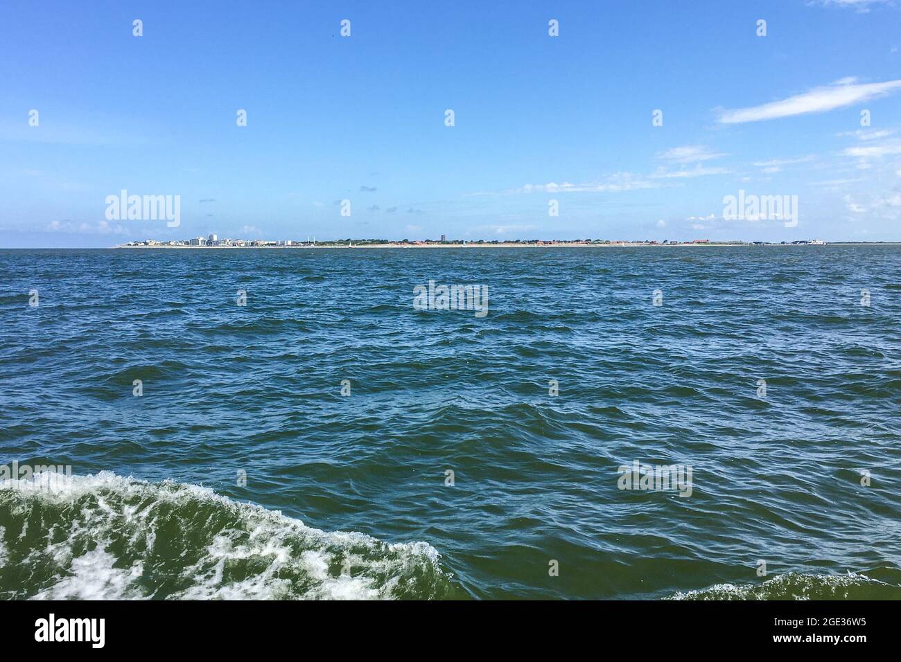 Ostfriesische Insel Norderney an der Nordsee von einem Boot aus gesehen mit dem Sandstrand und Hotels. Stockfoto