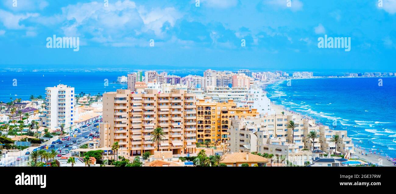 Ein Blick über La Manga del Mar Menor, in Murcia, Spanien, mit der Lagune von Mar Menor auf der linken Seite und das Mittelmeer auf der rechten Seite, in einem Panorama für Stockfoto