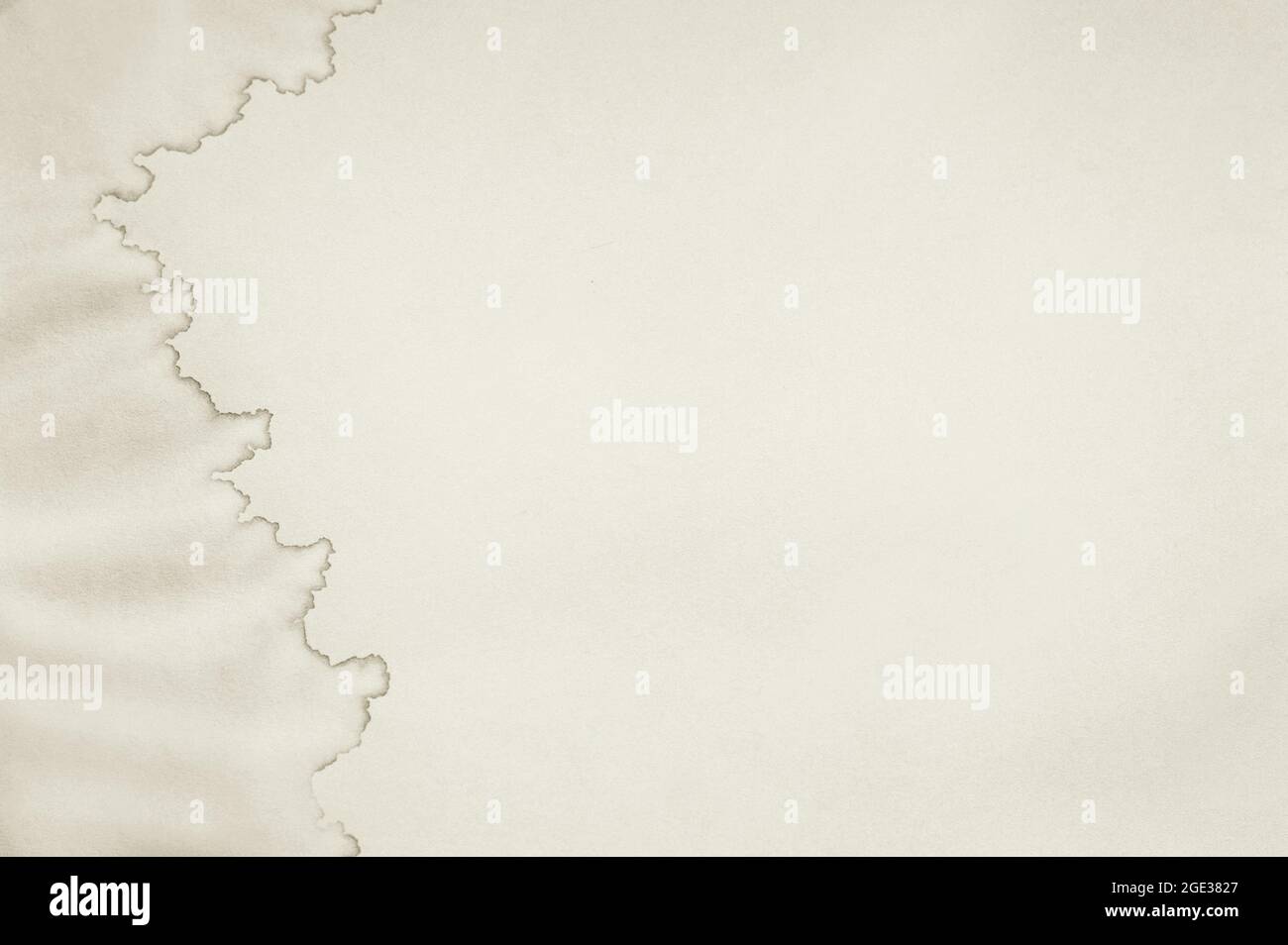 Nass gefärbter Papierhintergrund. Papiertextur mit Wasserflecken Stockfoto