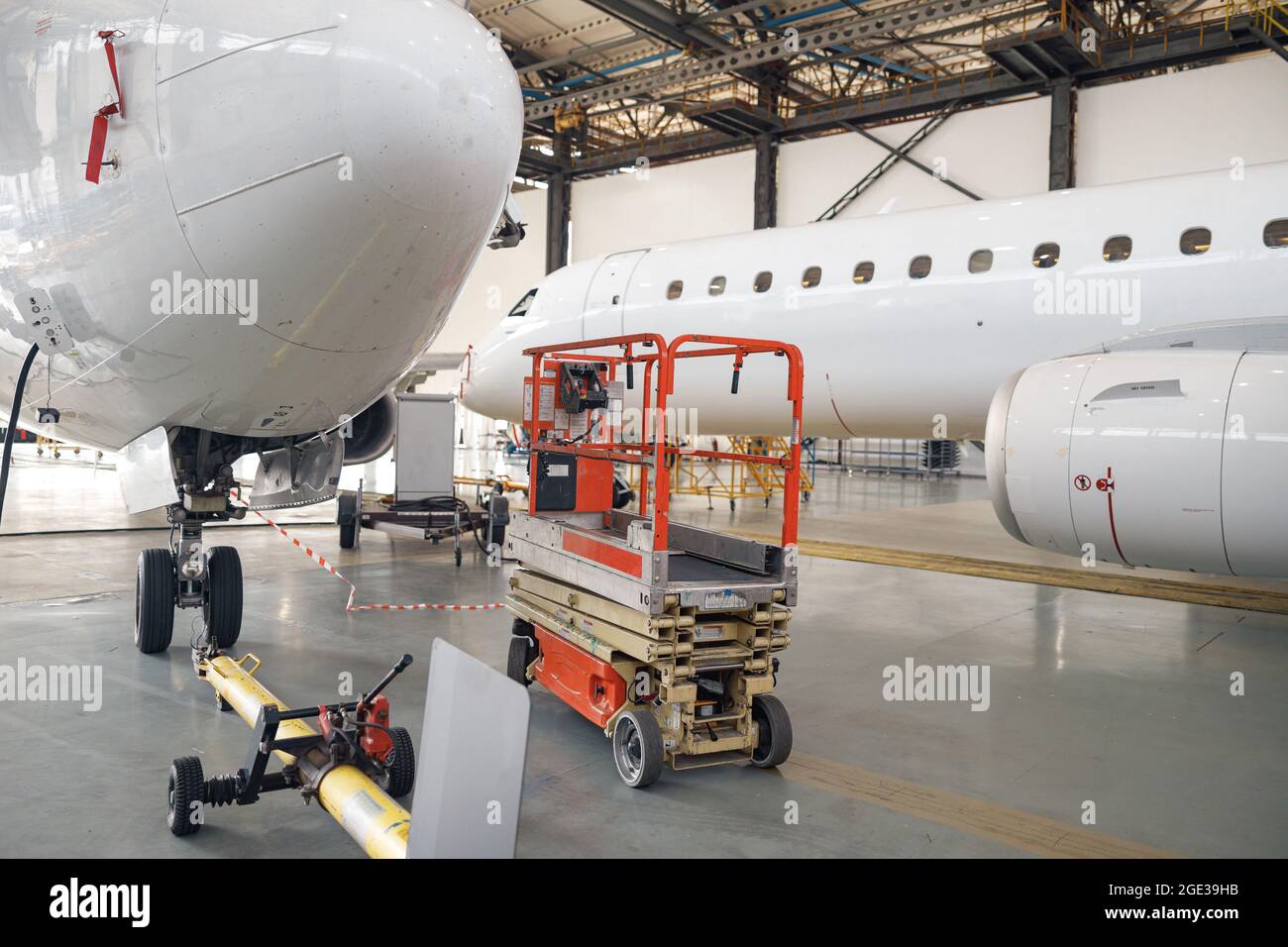Passagierflugzeug auf Wartung Reparatur Check in Flughafen Hangar drinnen in den Tag Stockfoto