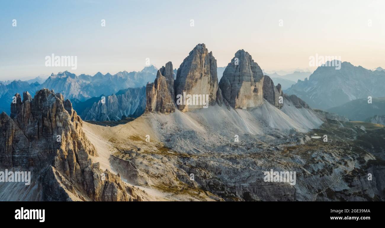 Atemberaubendes Luftpanorama der Tre Cime di Lavaredo bei Sonnenuntergang, Dolomiten, Italien Stockfoto