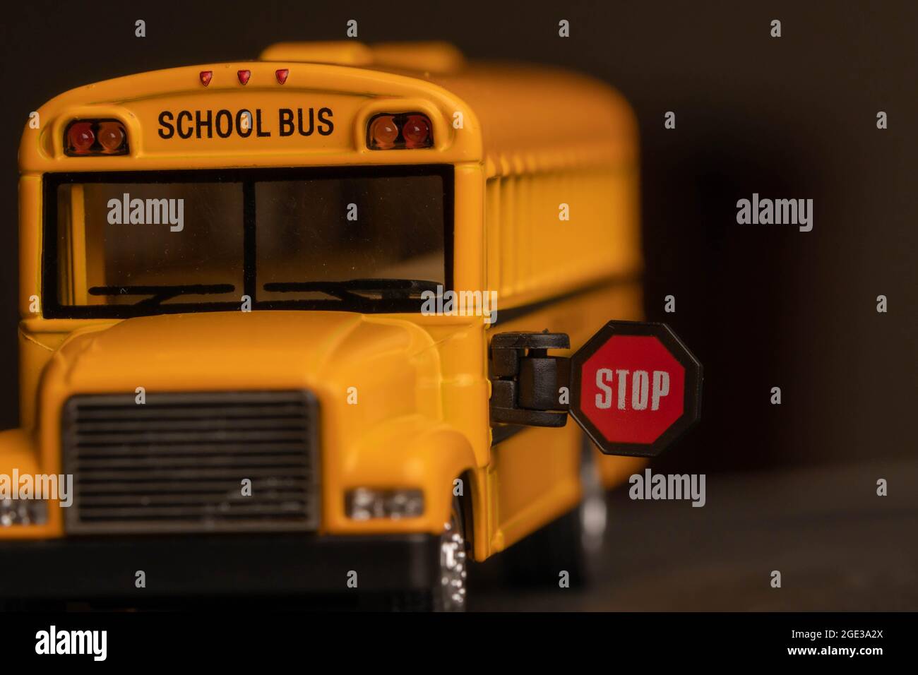 Schulbus-Modell mit Stoppschild. Nicht den Schulbus passieren. Stockfoto