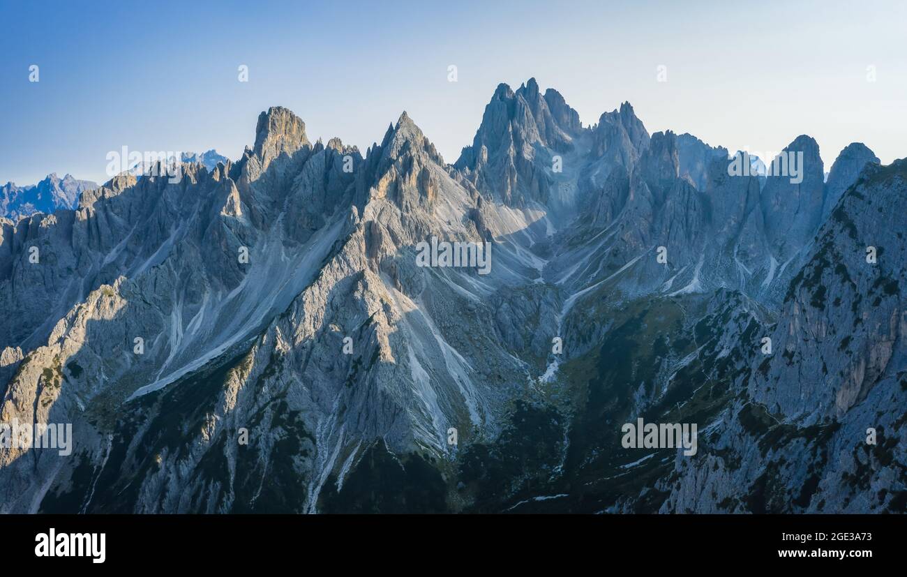 Cadini-Berggruppe mit Cima Cadin di NE, Cima Cadin di San Lucano, Cima di Croda Liscia und Torre Siorpaes von der Lavaredo-Hütte in Sexten aus gesehen Stockfoto