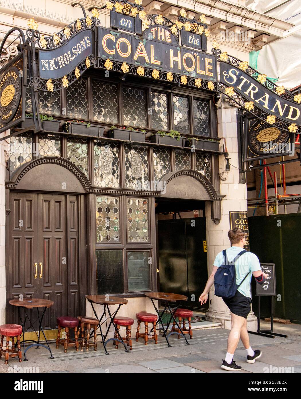 The Coal Hole, ein öffentliches Haus in 91, The Strand, London, Teil des Savoy Court, einer Erweiterung des Savoy Hotelkomplexes; erbaut 1904 von T.E. Kolkett Stockfoto