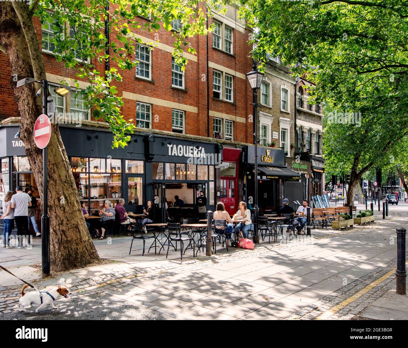 Ein sonniger Sommertag im Exmouth Market, einer halbFußgängerstraße in Clerkenwell, Islington, London mit Restaurants, Cafés und einem Straßenmarkt Stockfoto