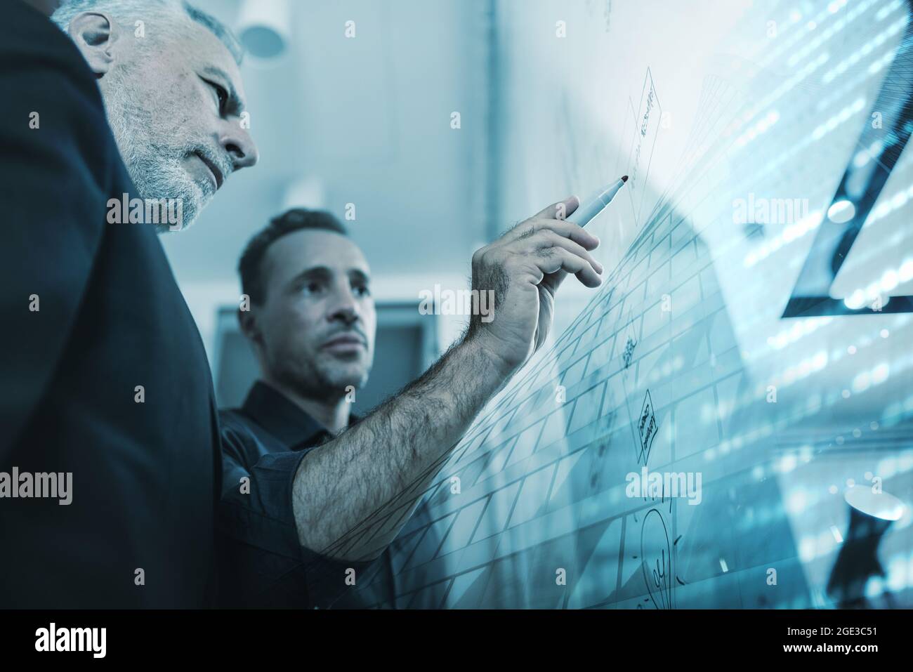 Ein Geschäftsmann stellt seinem Chef ein Projekt aus Stockfoto