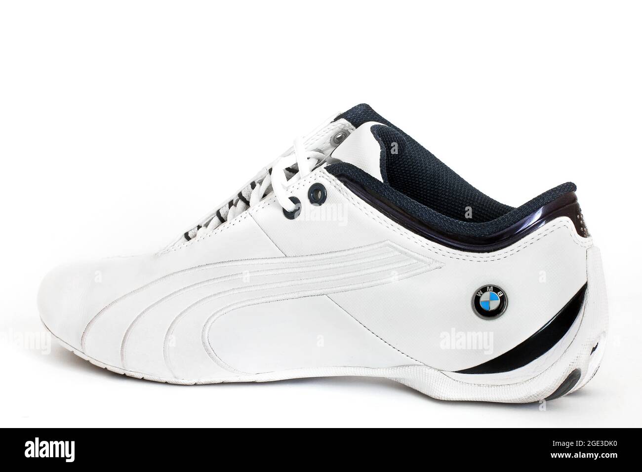 Chernigov, Ukraine - 9. Oktober 2017: PUMA. BMW Motorsport Schuhe für Herren.  Sneaker auf weißem Hintergrund. BMW Stockfotografie - Alamy