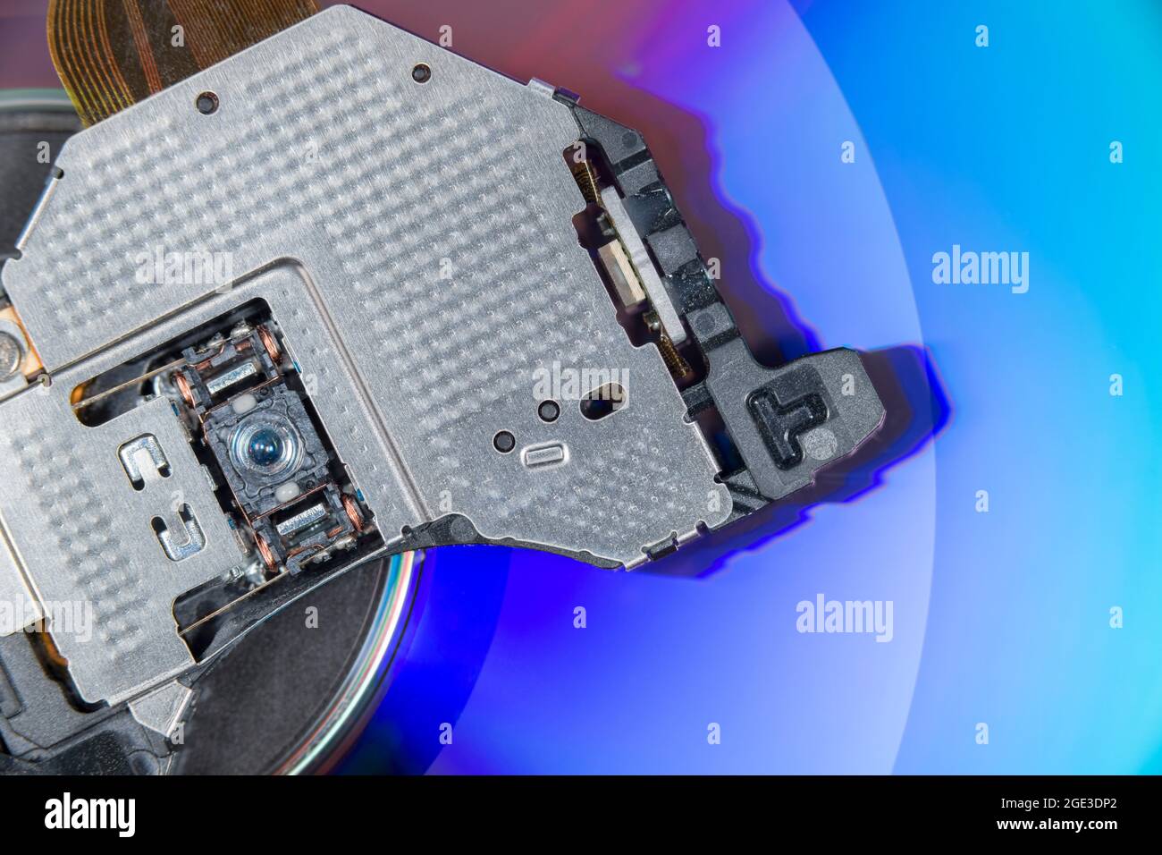 Nahaufnahme der Unterseite eines DVD-Laser-Aufnahmekopfes vom Desktop-PC. Für ältere optische Speicher, Verwendung von Lasern, optischen Laufwerken, alter Technologie. Stockfoto