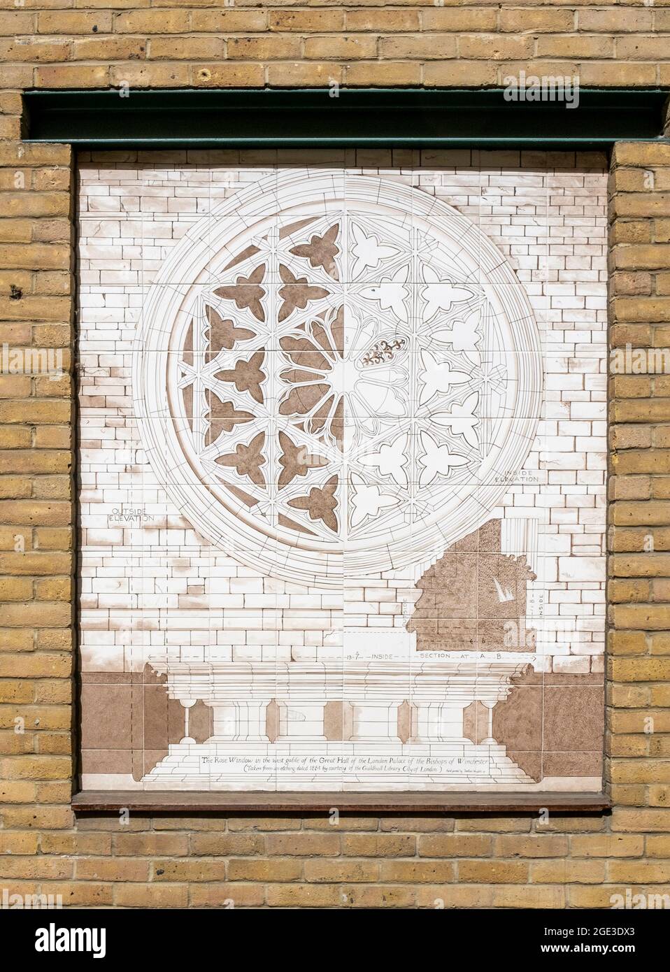 LONDON, VEREINIGTES KÖNIGREICH - 29. Jul 2021: Die Details des Rosenfensters der großen Halle des Winchester Palace in Bankside, Southwark Stockfoto