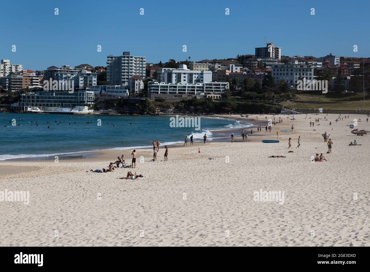 Sydney, Australien. Montag, 16. August 2021. Am Bondi Beach üben Menschen, da die COVID-19-Beschränkungen in ganz New South Wales verschärft wurden. Ab Montag, dem 16. August, um Mitternacht wurde die 10-km-Reiseregel auf 5 km reduziert. Das bedeutet, dass die Bewohner nur 5 km von ihrem Haus entfernt zum Sport treiben oder einkaufen gehen können. Quelle: Paul Lovelace/Alamy Live News Stockfoto