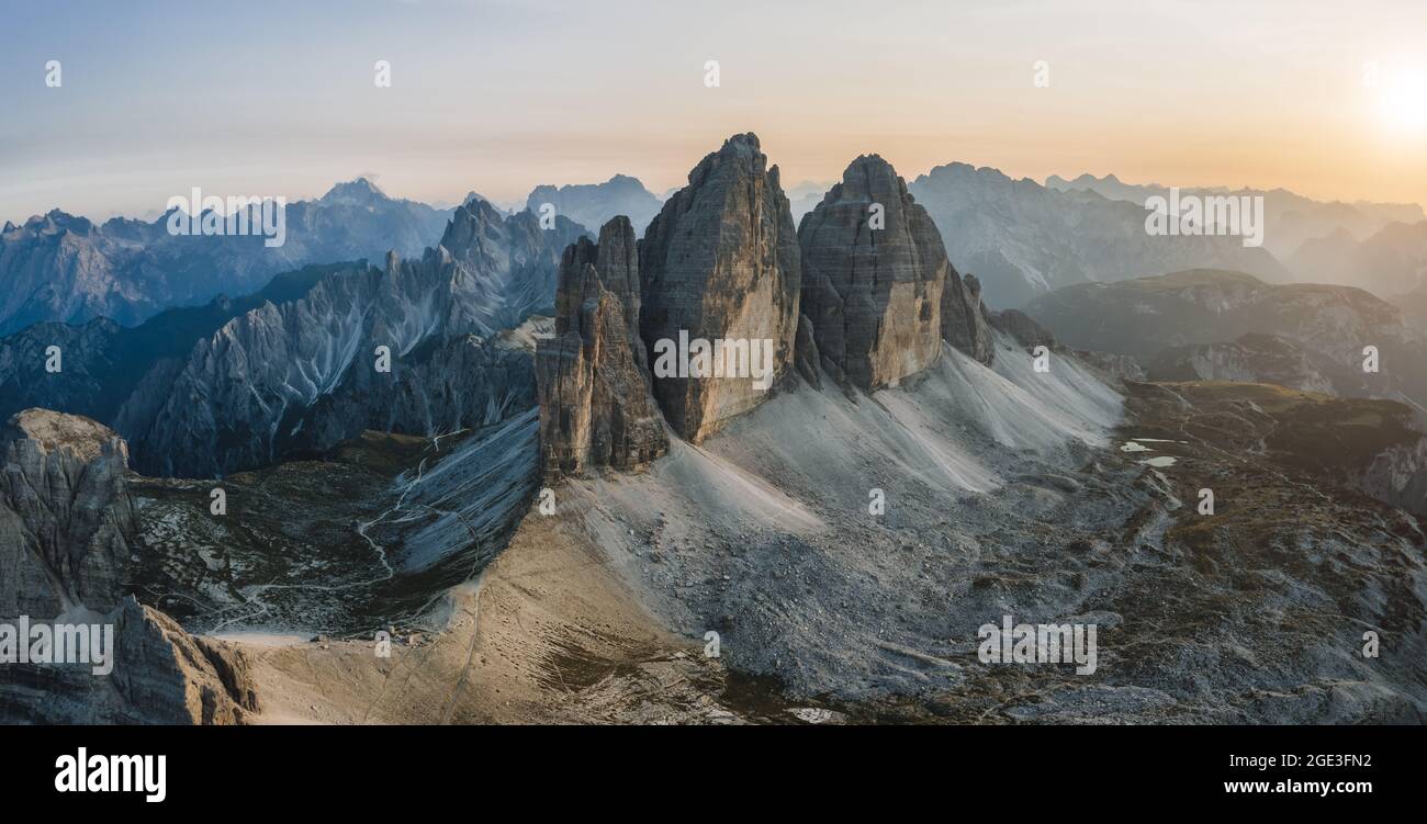 Schöne Luftaufnahme zu den Tre Cime Gipfeln bei Sonnenuntergang, Dolomiten, Italien Stockfoto