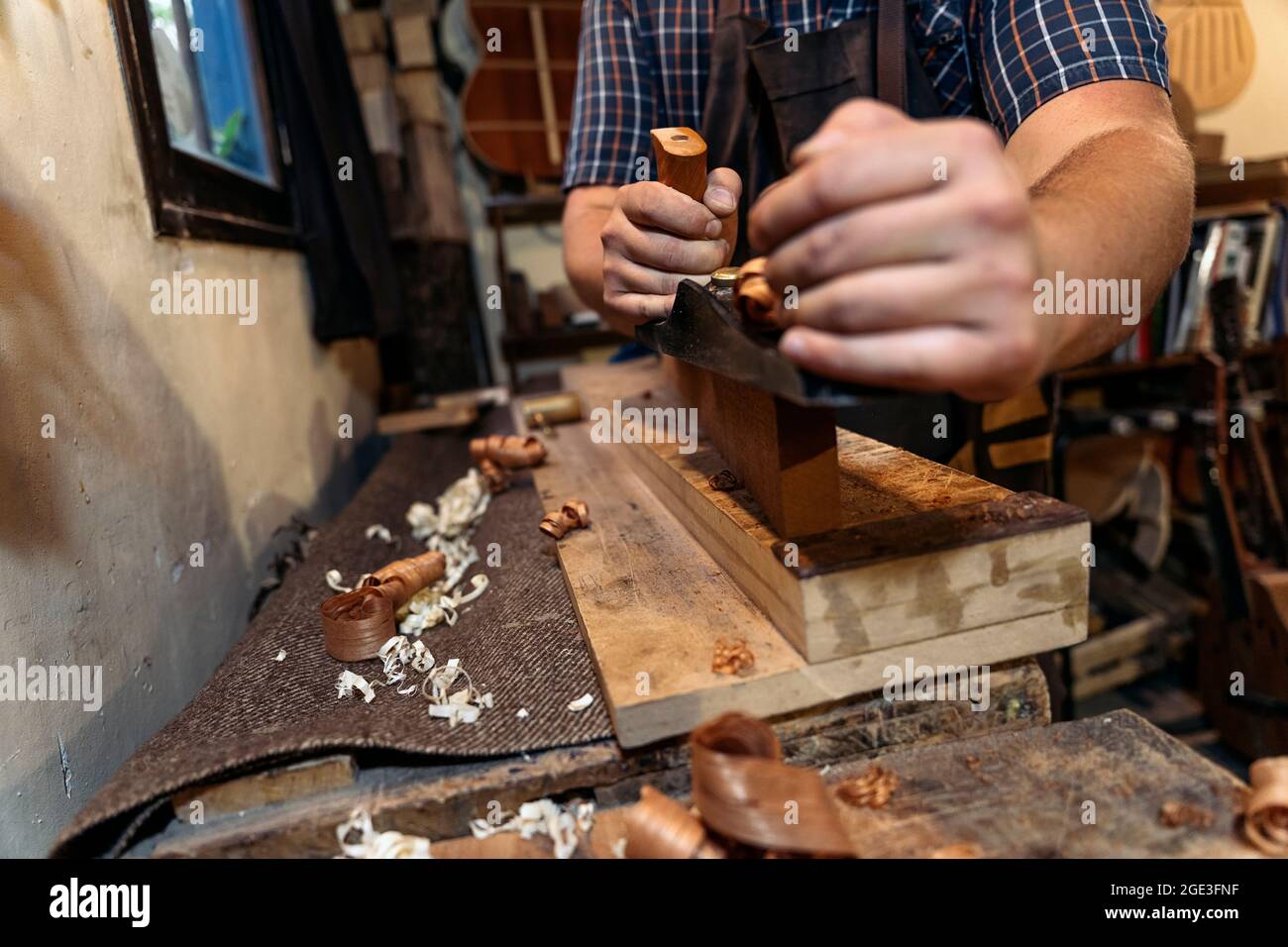 Prozess der Herstellung von akustischen Gitarre mit Holz in einer traditionellen Werkstatt. Stockfoto