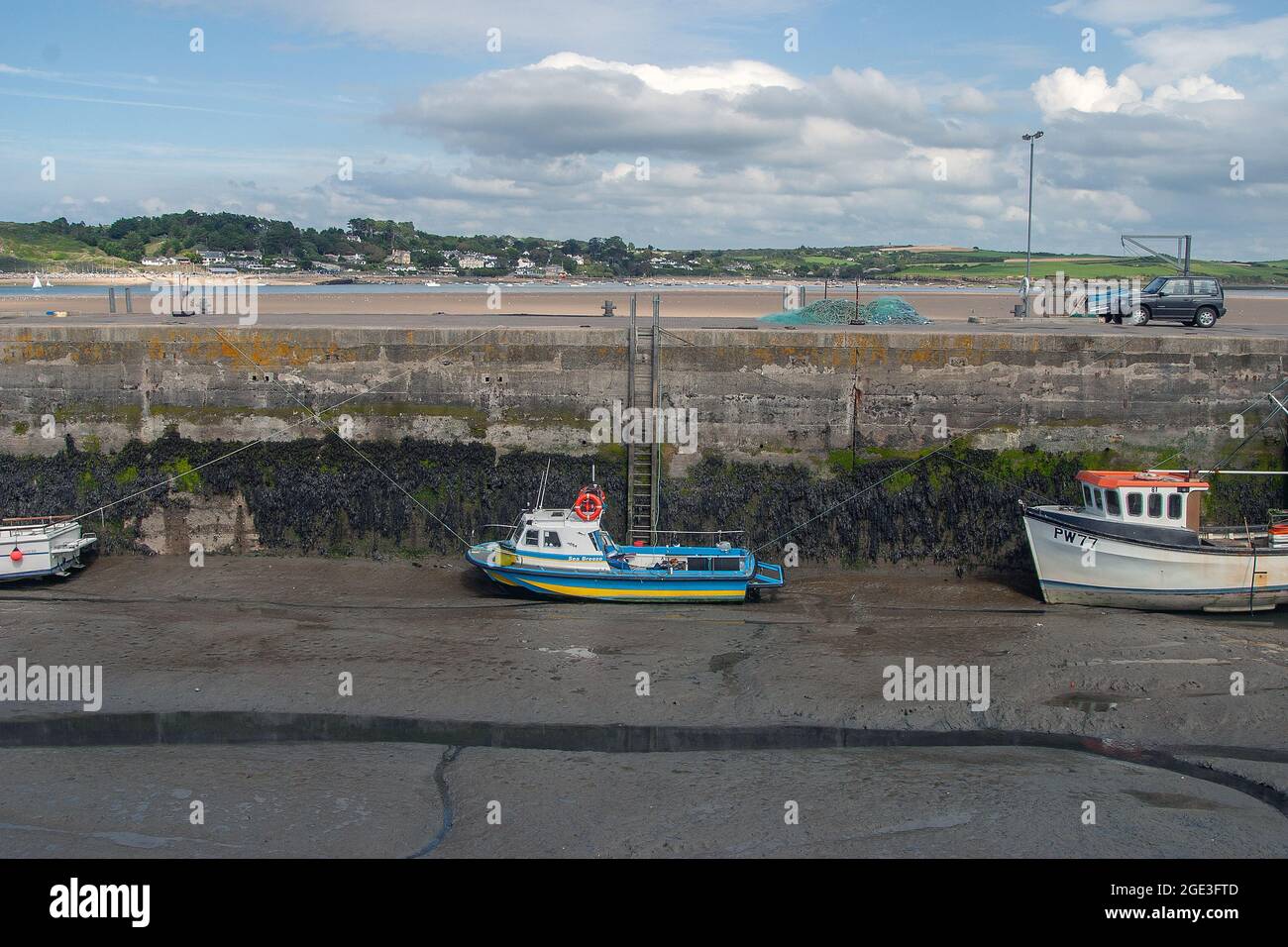 Fischerboote Bei Low Tide Im Hafen. Großbritannien, Cornwall Stockfoto