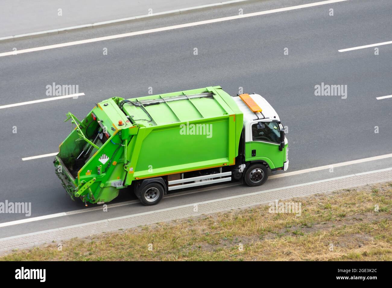 Recycling grüne Öko-LKW Fahrten auf der Straße in der Stadt Stockfoto