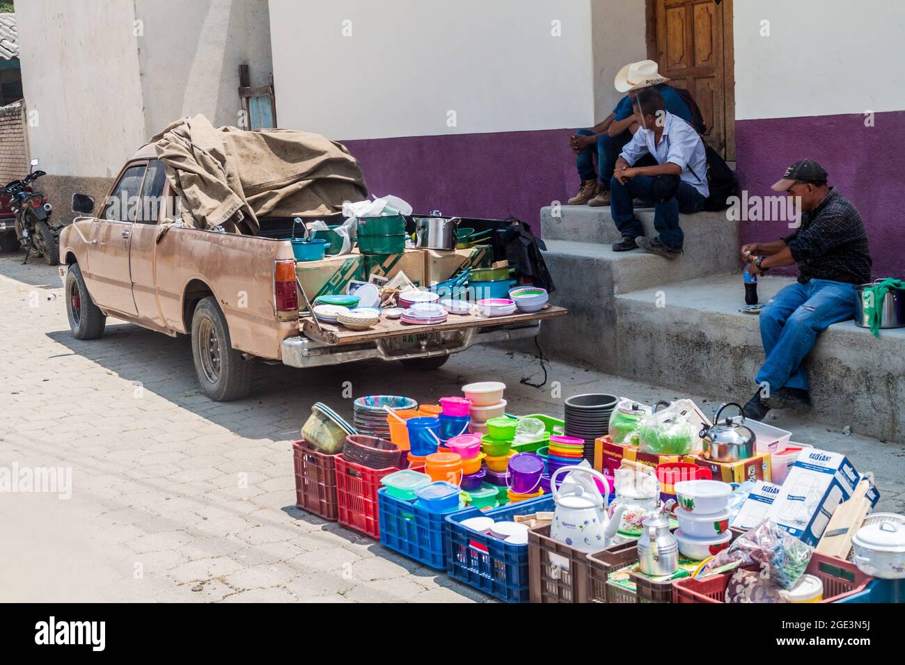 SAN MANUEL DE COLOHETE, HONDURAS - 15. APRIL 2016: Verkäufer von Haushaltsartikeln auf einem Markt. Zweimal im Monat gibt es in diesem Dorf einen großen Markt. Stockfoto