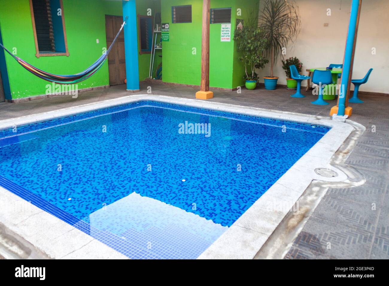 SANTA ANA, EL SALVADOR - 4. APRIL 2016: Kleiner Pool in Casa Verde Hostel in Santa Ana Stadt. Stockfoto