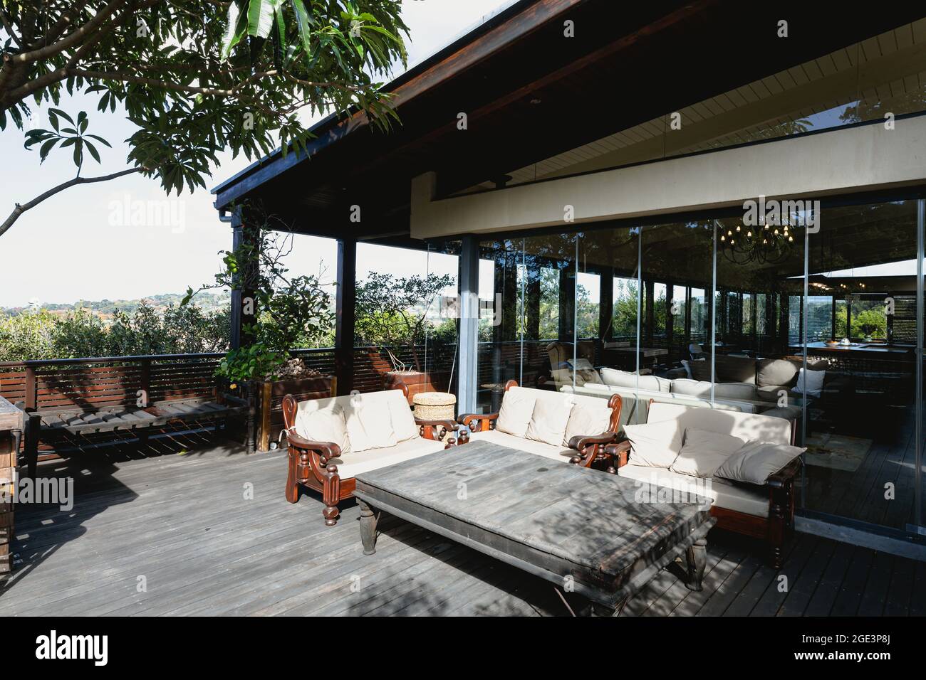 Blick auf schöne luxuriöse Terrasse und Garten von komfortablen modernen Haus Stockfoto