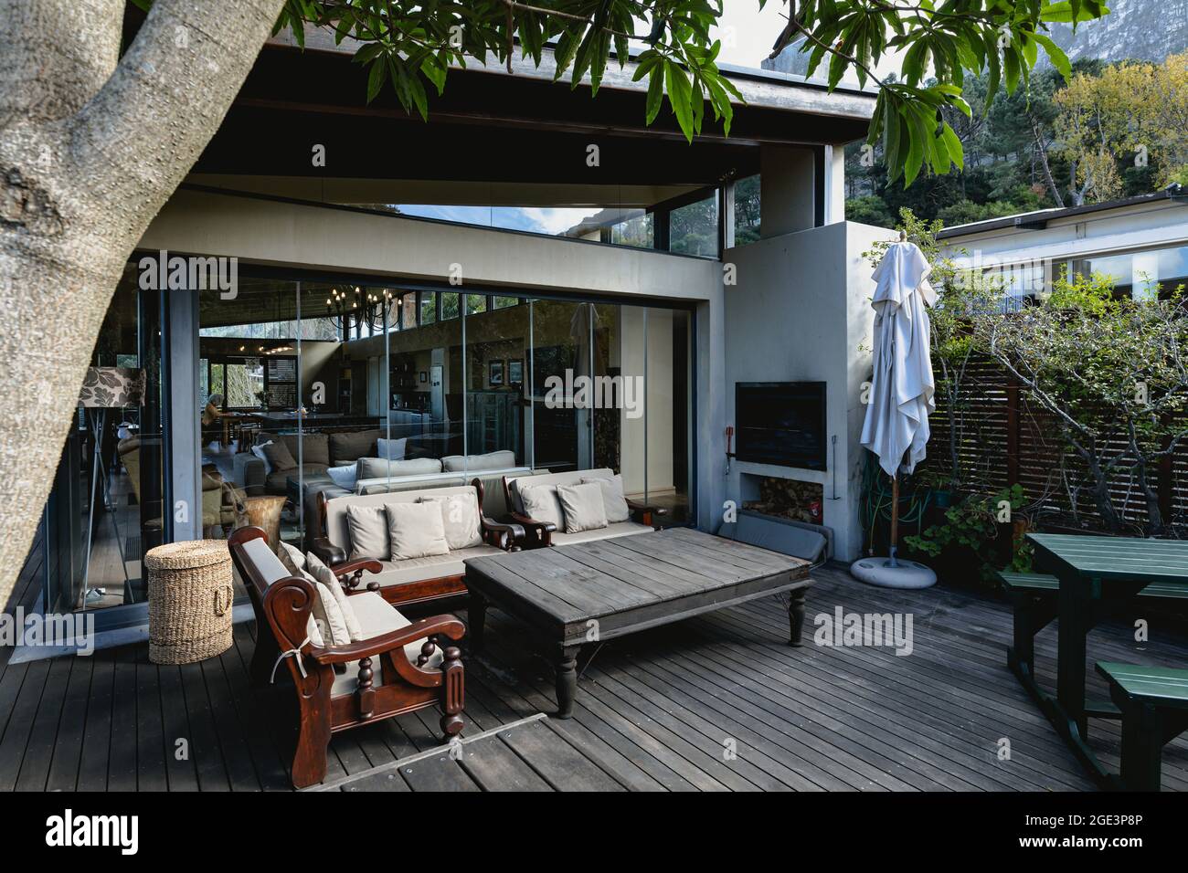 Blick auf schöne luxuriöse Terrasse und Garten von komfortablen modernen Haus Stockfoto
