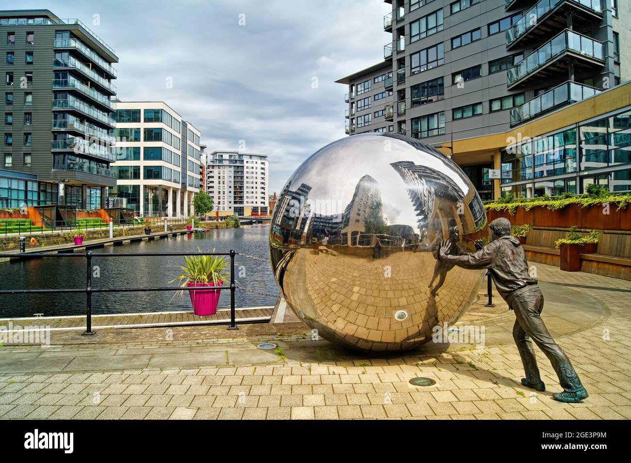 UK, West Yorkshire, Leeds, A Reflective Approach Sculptures in Leeds Dock Stockfoto