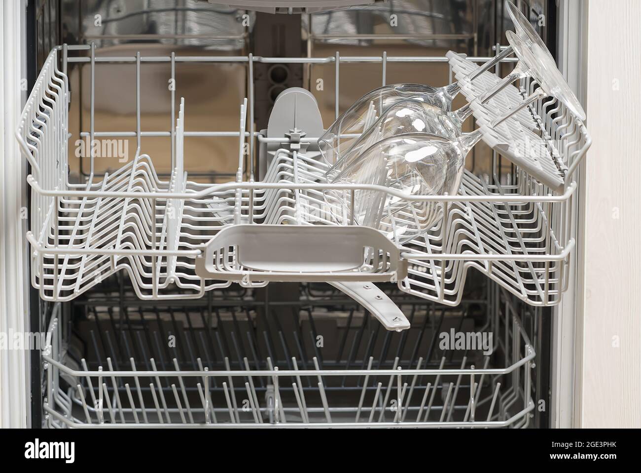 Klare Glas Weingläser in der Spülmaschine. Reinigen Sie das transparente Geschirr nach dem Waschen in der Spülmaschine Stockfotografie