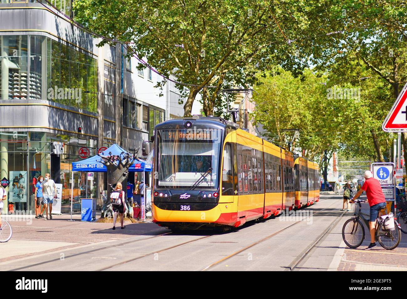 Karlsruhe, Deutschland - August 2021: Regionale Straßenbahn fährt an einem sonnigen Sommertag durch die Innenstadt Stockfoto