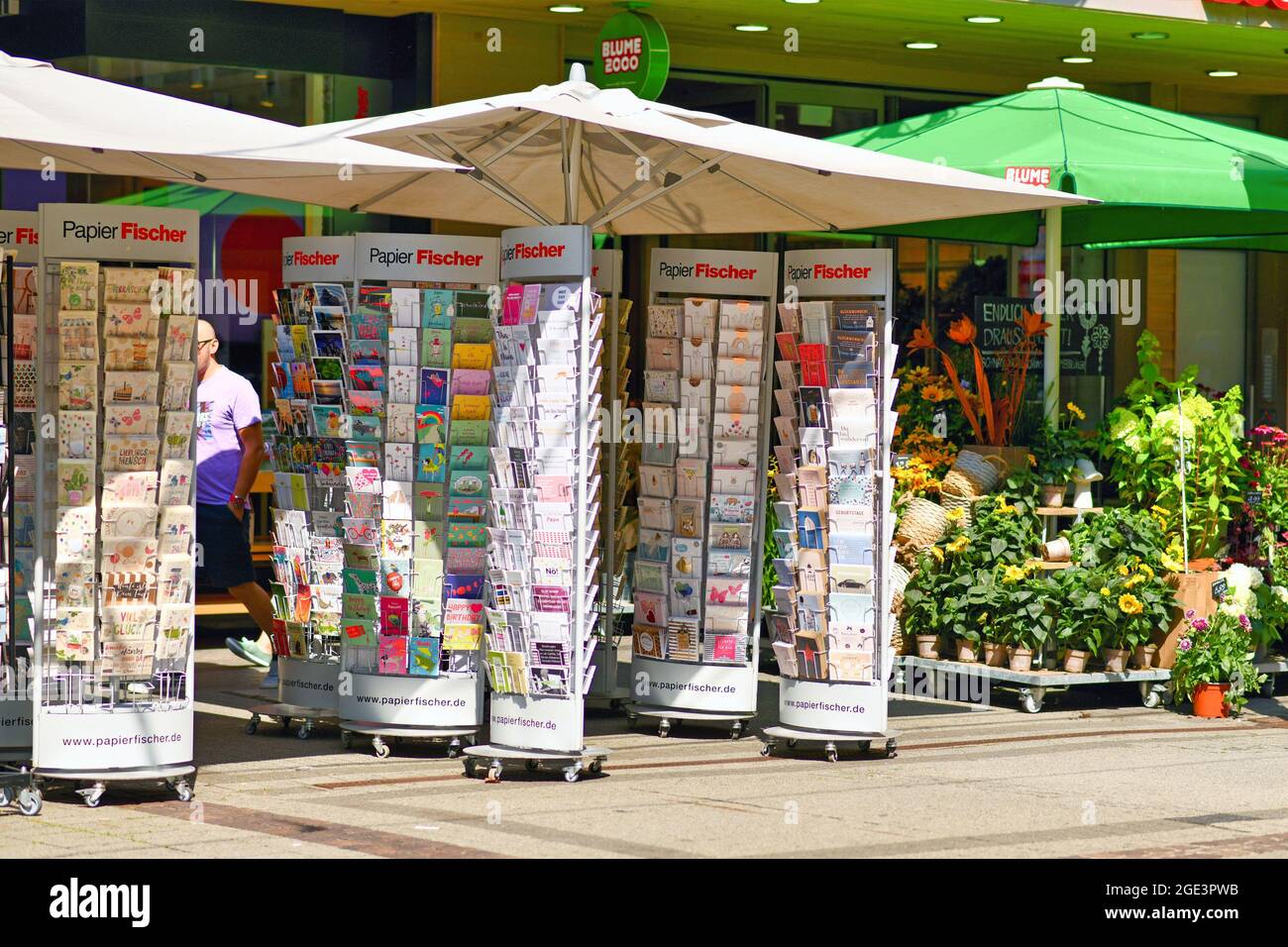 Karlsruhe, Deutschland - August 2021: Stand vor dem Schreibwarenladen Souvenirshop, der verschiedene Postkarten und Geburtstagskarten verkauft Stockfoto