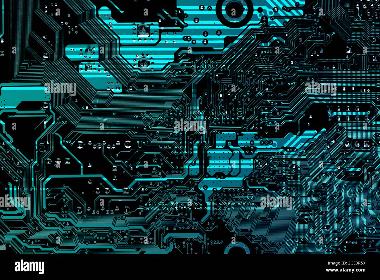 Dunkler Hintergrund der Silhouetten der Computer-Motherboards für die Gestaltung der IT-Website des Unternehmens. Leiterplatte. Elektronischer Computer hardwa Stockfoto