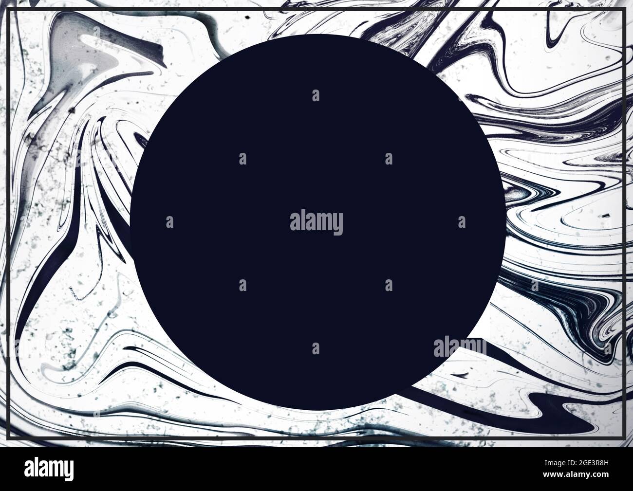 Komposition aus schwarzem Kreis und Formen auf weißem Hintergrund Stockfoto