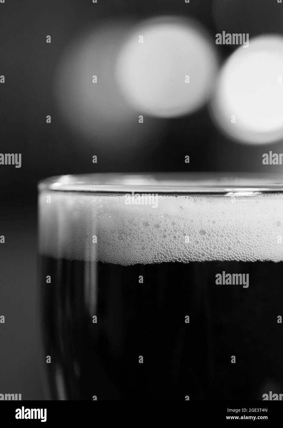 Zusammensetzung aus schwarzem und weißem Glas Bier Stockfoto