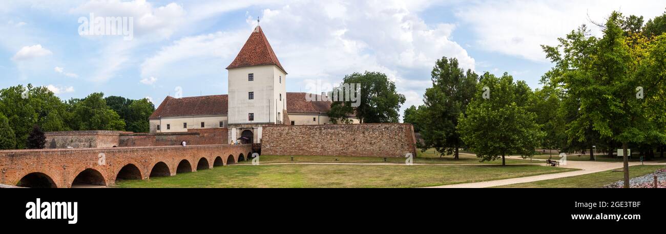 Panoramablick auf den Haupteingang und den Turm von Nadasdy-var (Burg Nadasdy), Sarvar, Ungarn Stockfoto