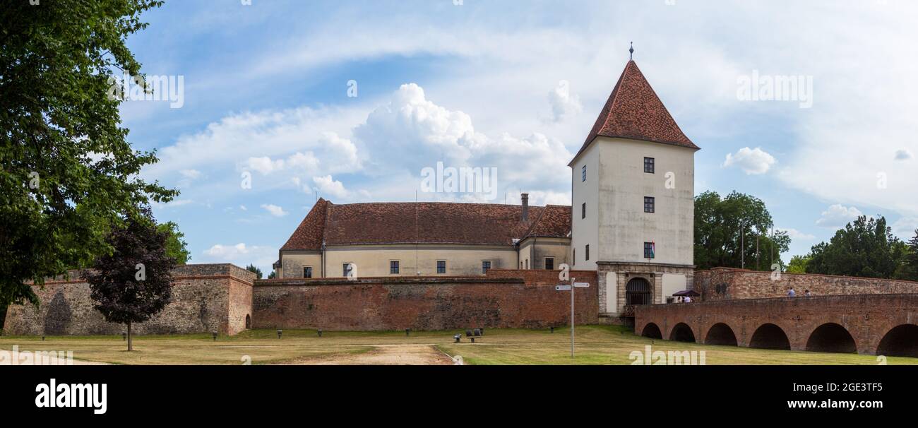 Panoramablick auf den Haupteingang und den Turm von Nadasdy-var (Burg Nadasdy), Sarvar, Ungarn Stockfoto