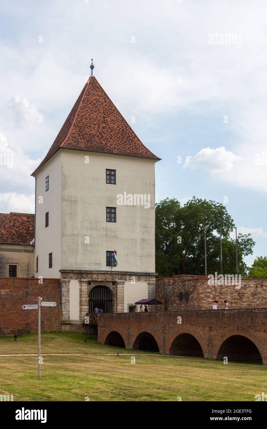 Haupteingang und Turm von Nadasdy-var (Burg Nadasdy), Sarvar, Ungarn Stockfoto