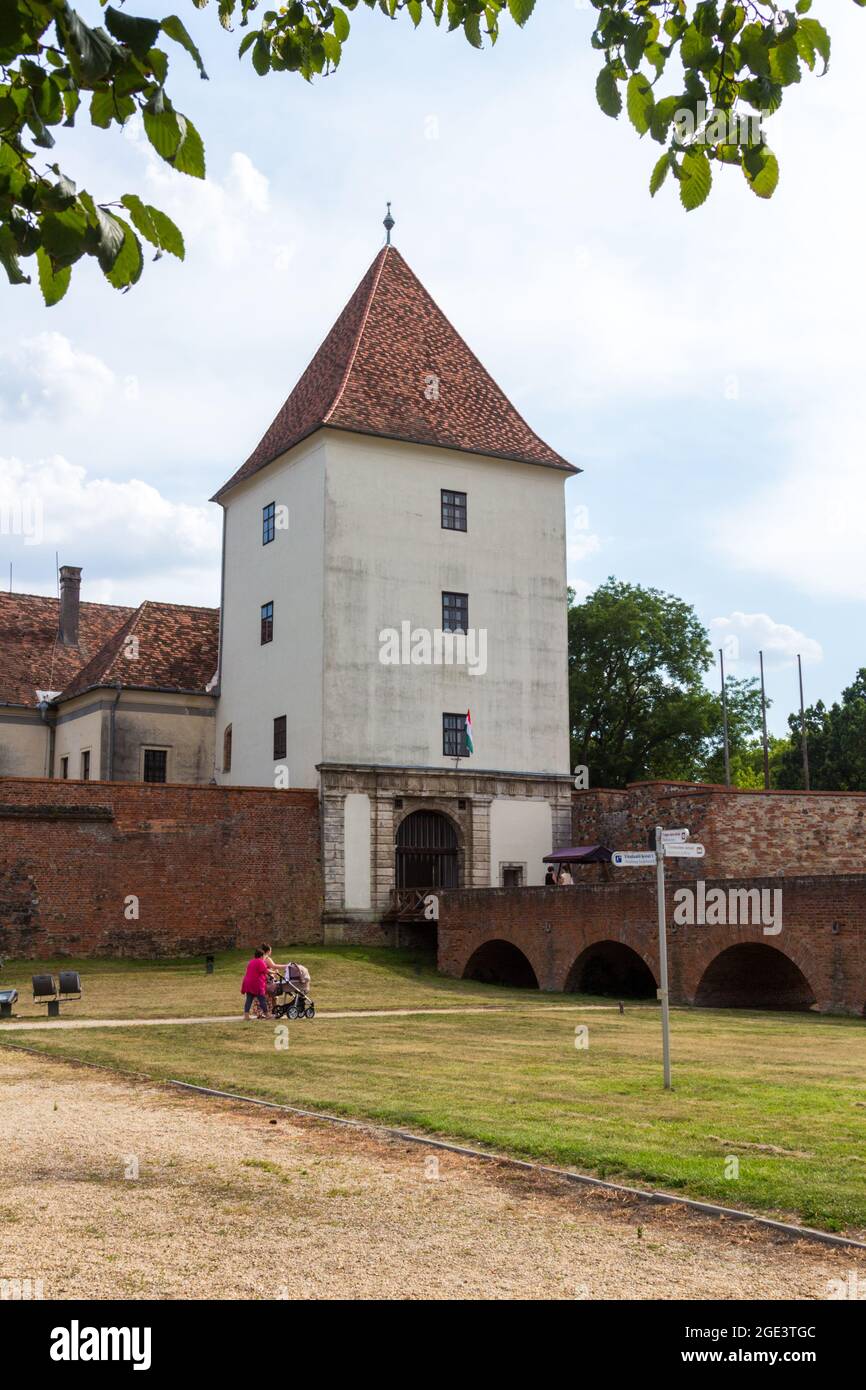 Haupteingang und Turm von Nadasdy-var (Burg Nadasdy), Sarvar, Ungarn Stockfoto