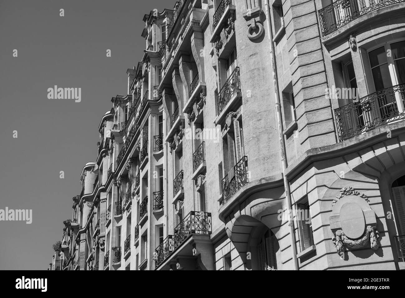 Typisches Pariser Gebäude Mit Balkonen Und Fenstern Stockfoto